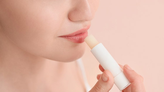 ما الذي يسبب اسمرار الشفاه؟.. اجعليها وردية بهذه الطرق صورة رقم 1