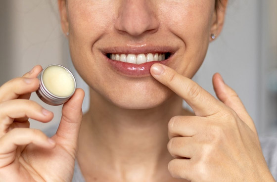 ما الذي يسبب اسمرار الشفاه؟.. اجعليها وردية بهذه الطرق صورة رقم 2