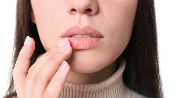 ما الذي يسبب اسمرار الشفاه؟.. اجعليها وردية بهذه الطرق صورة رقم 5