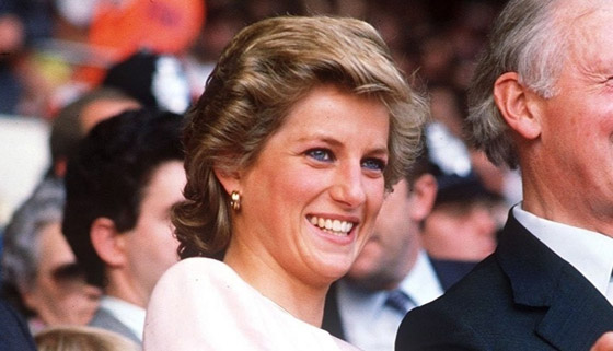 بلوزة الأميرة ديانا في خطوبتها للبيع بـ 100 ألف دولار ! صورة رقم 4