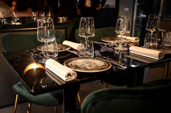 إضاءة خافتة وموسيقى هادئة بعيدة عن النباح.. للكلاب مطعمها أيضا (صور) صورة رقم 6