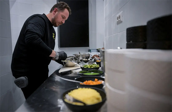 إضاءة خافتة وموسيقى هادئة بعيدة عن النباح.. للكلاب مطعمها أيضا (صور) صورة رقم 8