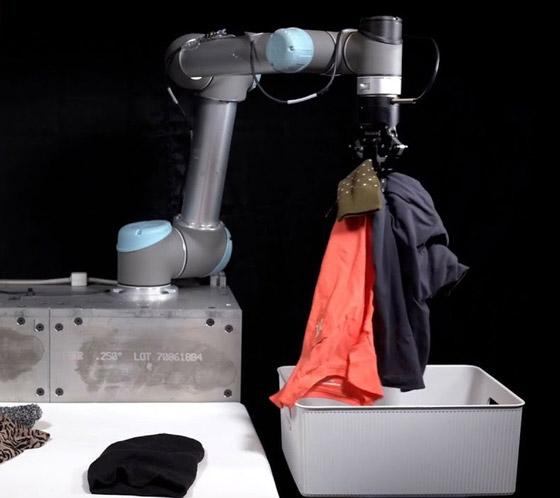 ابتكار روبوت جديد يُريح الأمهات من عناء جمع وترتيب الملابس.. فيديو صورة رقم 2