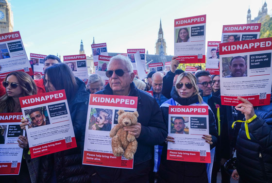 أهالي المختطفين الإسرائيليين لدى حركة حماس يتخذون خطوة لتسريع الإفراج عنهم.. صورة رقم 3 أهالي المختطفين الإسرائيليين لدى حركة حماس يتخذون خطوة لتسريع الإفراج عنهم.. صورة رقم 3