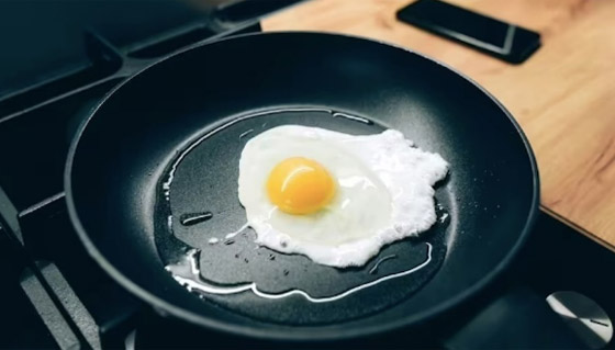 طريقة ذكية لقلي البيض في أقل من دقيقتين بدون زيت أو مقلاة صورة رقم 5