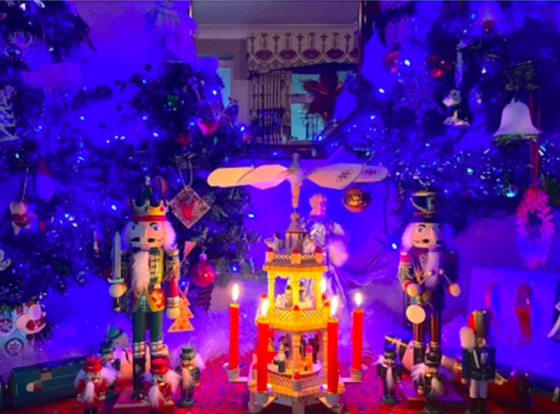 سبعيني يحتفل بالكريسماس بآلاف قطع الزينة ويحصل على لقب مميز صورة رقم 4