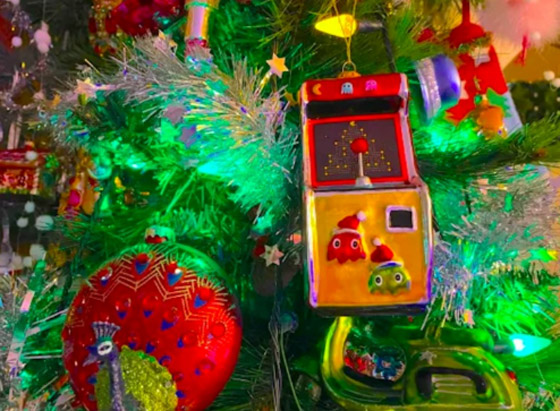 سبعيني يحتفل بالكريسماس بآلاف قطع الزينة ويحصل على لقب مميز صورة رقم 5