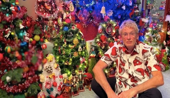 سبعيني يحتفل بالكريسماس بآلاف قطع الزينة ويحصل على لقب مميز صورة رقم 6