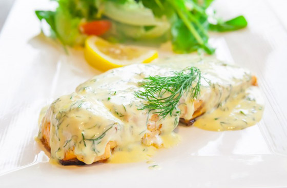 إليكم طريقة تحضير سمك فيليه بالبطاطس بصوص الزبدة الغني والشهي صورة رقم 1