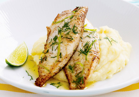 إليكم طريقة تحضير سمك فيليه بالبطاطس بصوص الزبدة الغني والشهي صورة رقم 2