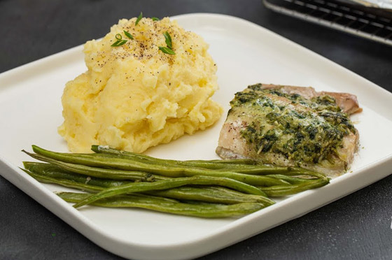 إليكم طريقة تحضير سمك فيليه بالبطاطس بصوص الزبدة الغني والشهي صورة رقم 4