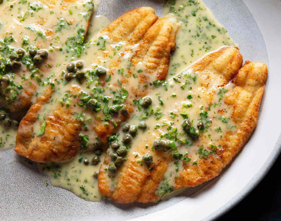 إليكم طريقة تحضير سمك فيليه بالبطاطس بصوص الزبدة الغني والشهي صورة رقم 5