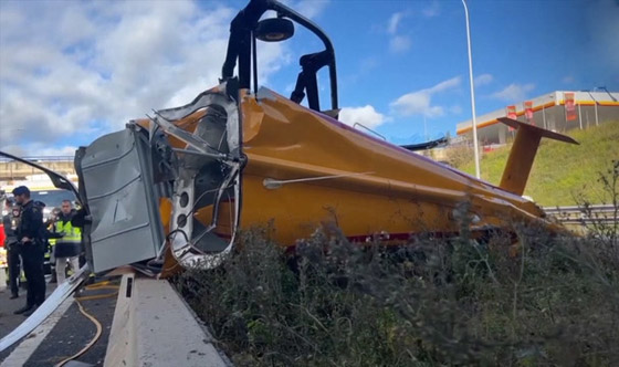 فيديو وصور: طائرة هليكوبتر تسقط على طريق سريع وتصطدم بسيارة صورة رقم 6