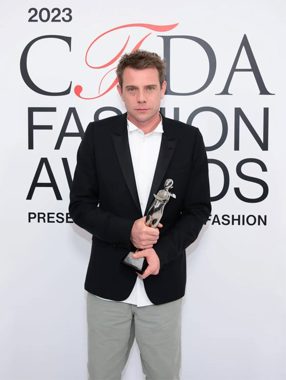ما لا تعرفونه عن الأيرلندي جوناثان أندرسون.. أفضل مصمم للعام 2023 صورة رقم 1