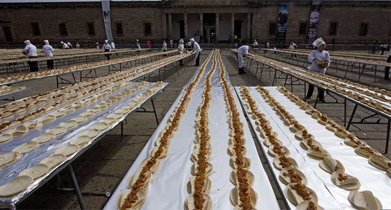 أكلة عربية وأطول بيتزا.. أغرب 10 وجبات دخلت موسوعة جينيس (صور) صورة رقم 3