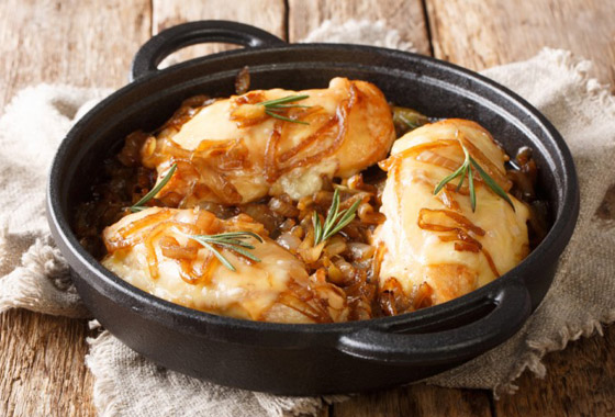 إليكم طريقة تحضير الدجاج بالبصل بالفرن صورة رقم 1