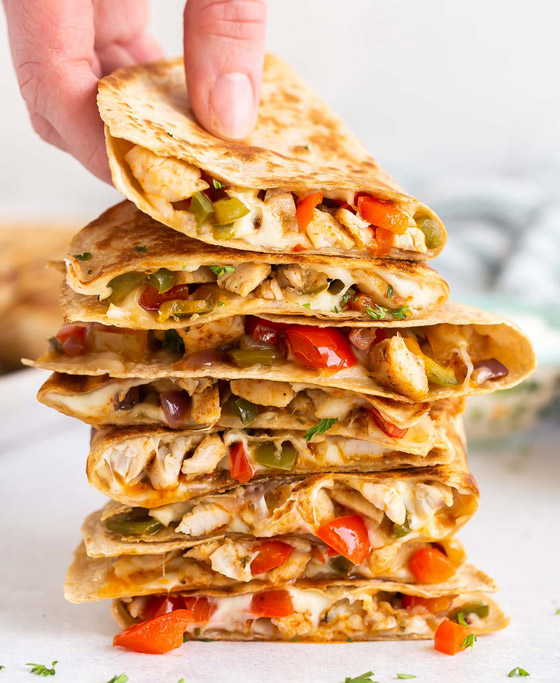 كاساديا الدجاج بالطريقة المكسيكية.. حضروها بهذه الوصفة الشهية! صورة رقم 8