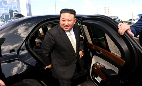 فيديو سيارة الزعيم الكوري كيم الجديدة.. تم تهريبها عبر 5 دول طوال 4 أشهر صورة رقم 3