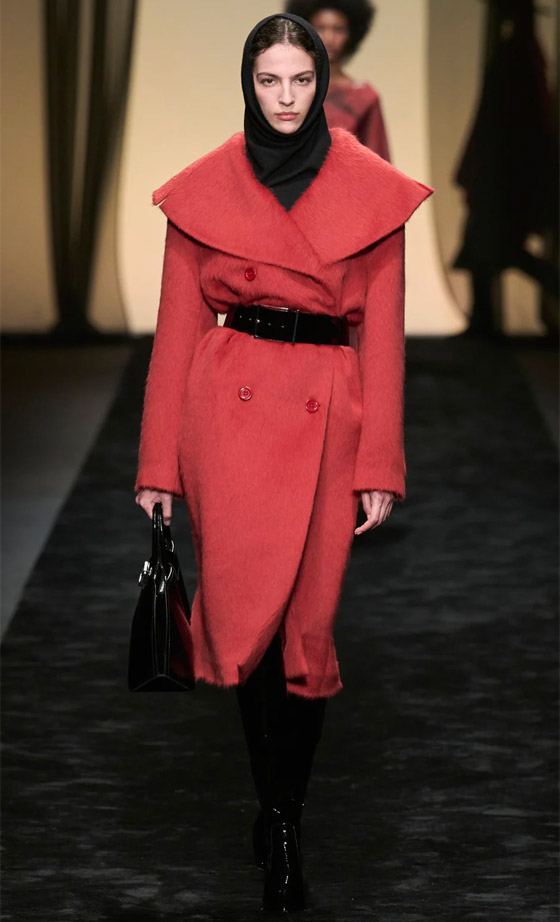 بالصور: أفكار لتنسيق المعطف الأحمر في إطلالات رأس السنة صورة رقم 1