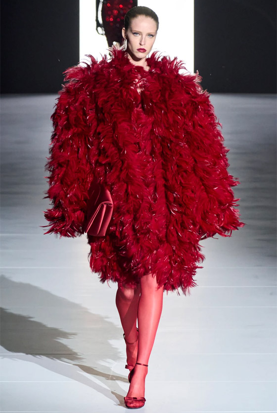 بالصور: أفكار لتنسيق المعطف الأحمر في إطلالات رأس السنة صورة رقم 2