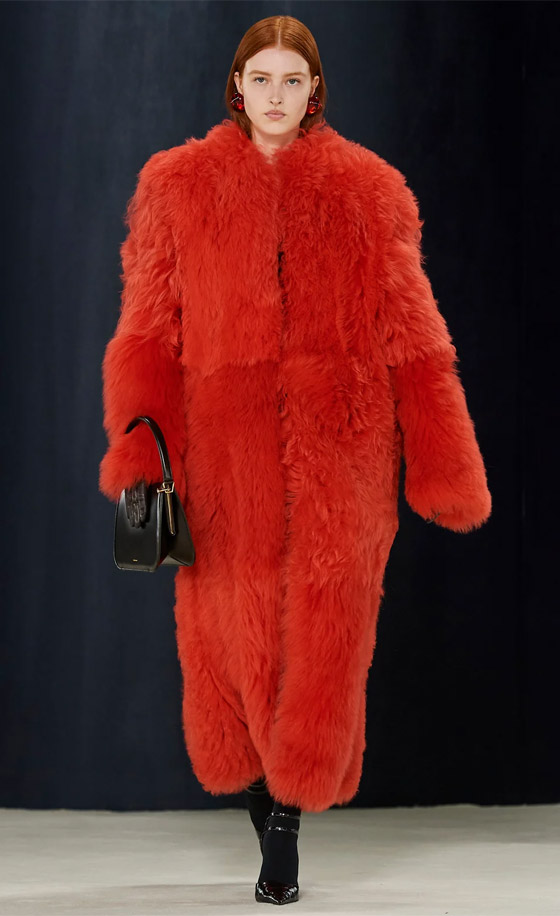 بالصور: أفكار لتنسيق المعطف الأحمر في إطلالات رأس السنة صورة رقم 4