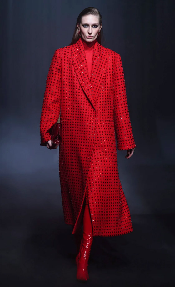 بالصور: أفكار لتنسيق المعطف الأحمر في إطلالات رأس السنة صورة رقم 5