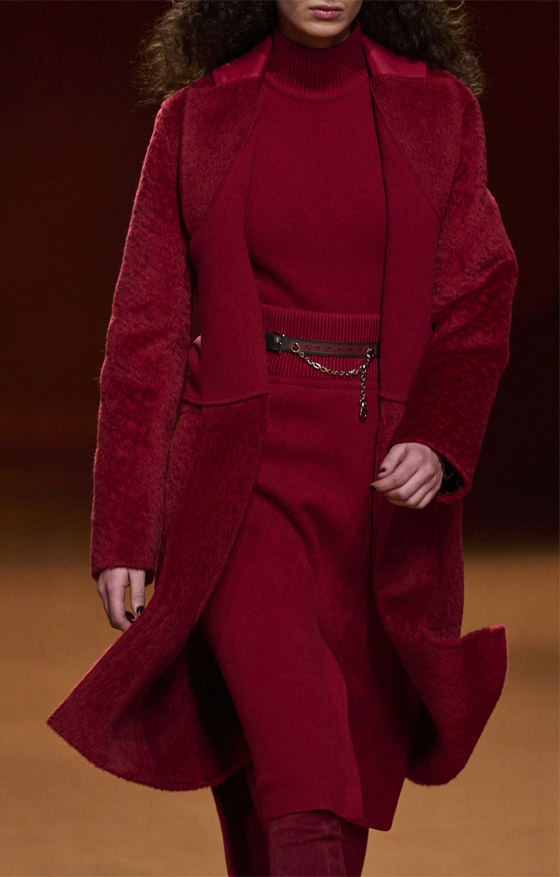 بالصور: أفكار لتنسيق المعطف الأحمر في إطلالات رأس السنة صورة رقم 6