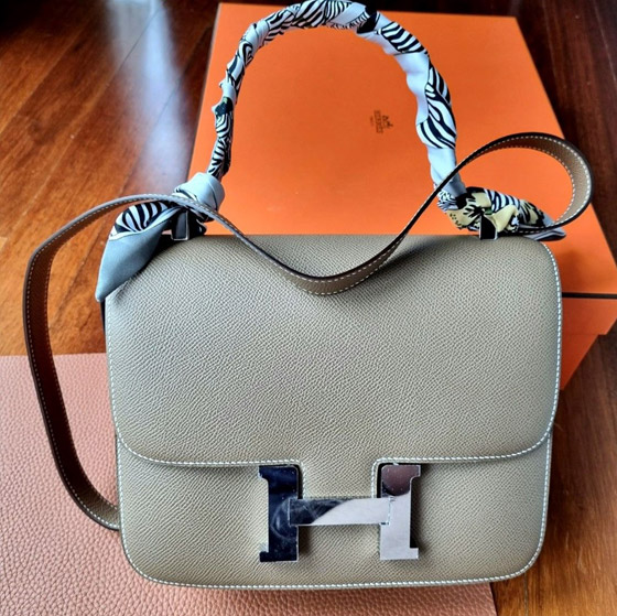 الأقدم والأكثر أناقة.. لماذا تعشق الكثيرات حقيبة «Hermès Constance»؟ صورة رقم 1