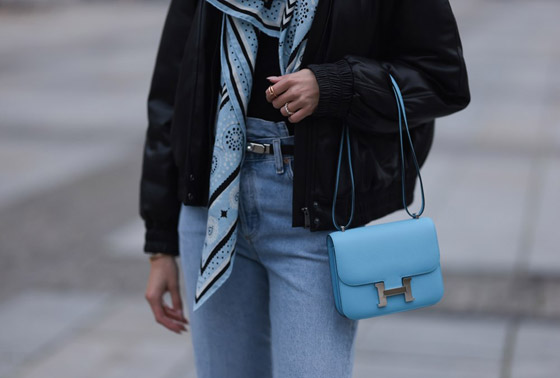 الأقدم والأكثر أناقة.. لماذا تعشق الكثيرات حقيبة «Hermès Constance»؟ صورة رقم 5