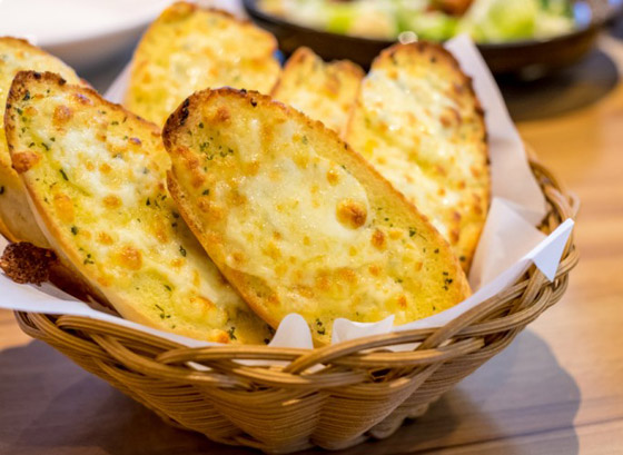 إليكم طريقة تحضير خبز الثوم المقرمش بجبن القشقوان بالطعم المدهش صورة رقم 1