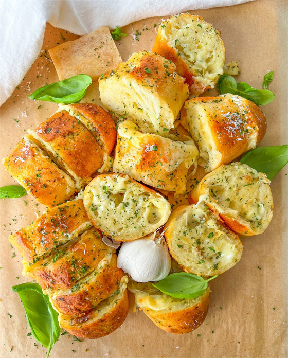 إليكم طريقة تحضير خبز الثوم المقرمش بجبن القشقوان بالطعم المدهش صورة رقم 2