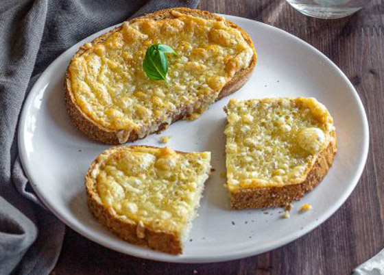 إليكم طريقة تحضير خبز الثوم المقرمش بجبن القشقوان بالطعم المدهش صورة رقم 3