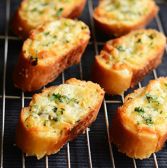 إليكم طريقة تحضير خبز الثوم المقرمش بجبن القشقوان بالطعم المدهش صورة رقم 4