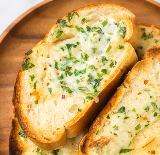 إليكم طريقة تحضير خبز الثوم المقرمش بجبن القشقوان بالطعم المدهش صورة رقم 6