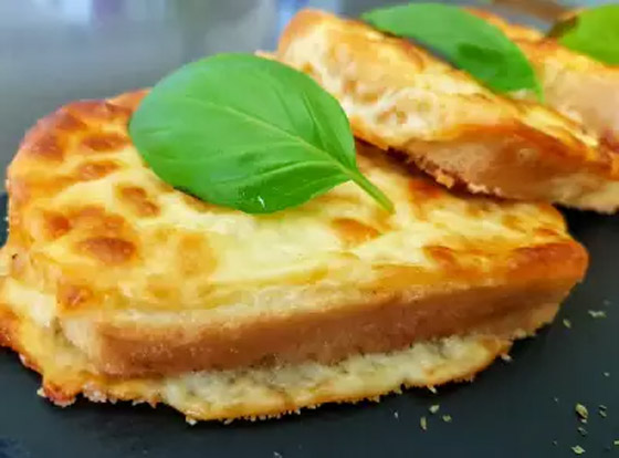 إليكم طريقة تحضير خبز الثوم المقرمش بجبن القشقوان بالطعم المدهش صورة رقم 7