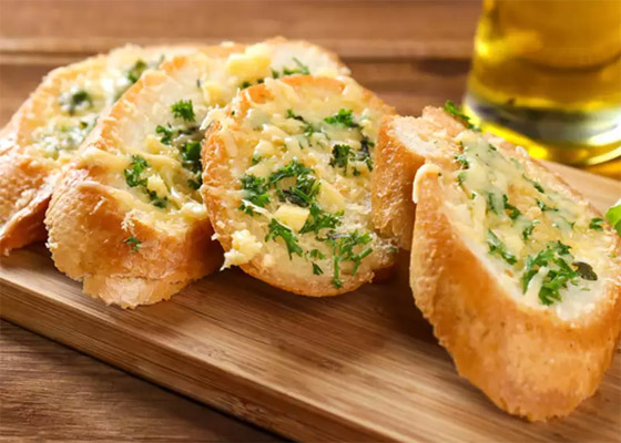 إليكم طريقة تحضير خبز الثوم المقرمش بجبن القشقوان بالطعم المدهش صورة رقم 8