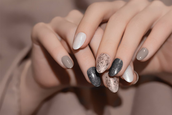 أجمل ألوان مناكير لحفلة رأس السنة 2024 صورة رقم 6