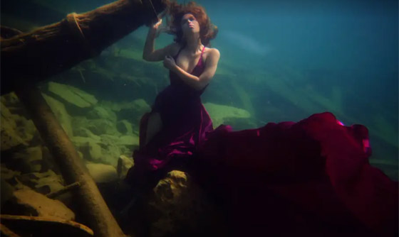 عارضة أزياء شجاعة تظهر كـ حورية البحر تحت اعماق المياه المتجمدة.. فيديو وصور صورة رقم 1