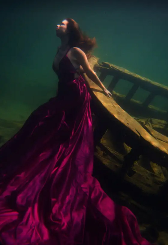 عارضة أزياء شجاعة تظهر كـ حورية البحر تحت اعماق المياه المتجمدة.. فيديو وصور صورة رقم 3