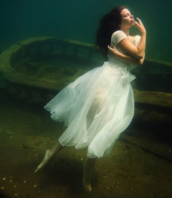 عارضة أزياء شجاعة تظهر كـ حورية البحر تحت اعماق المياه المتجمدة.. فيديو وصور صورة رقم 4