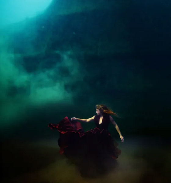 عارضة أزياء شجاعة تظهر كـ حورية البحر تحت اعماق المياه المتجمدة.. فيديو وصور صورة رقم 6