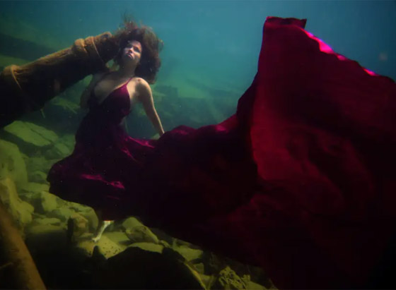 عارضة أزياء شجاعة تظهر كـ حورية البحر تحت اعماق المياه المتجمدة.. فيديو وصور صورة رقم 7