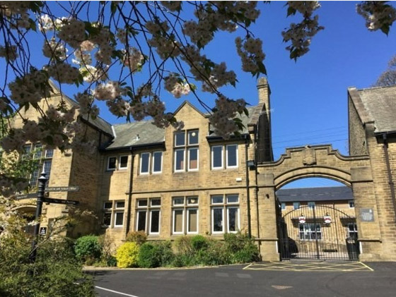 مدرسة بريطانية تكسر تقليداً عمره 500 عام صورة رقم 1