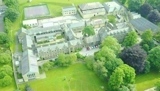 مدرسة بريطانية تكسر تقليداً عمره 500 عام صورة رقم 2