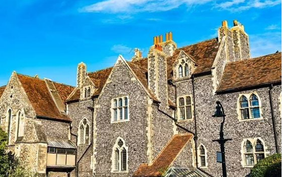 مدرسة بريطانية تكسر تقليداً عمره 500 عام صورة رقم 3