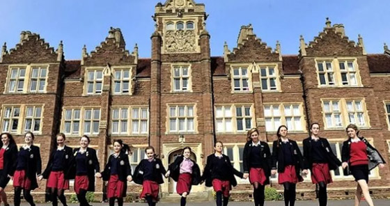مدرسة بريطانية تكسر تقليداً عمره 500 عام صورة رقم 4