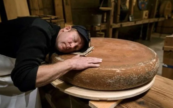 صانع جبن سويسري يشغل الموسيقى لأجبانه لسببٍ غريب! صورة رقم 2