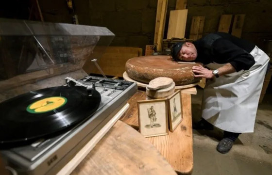 صانع جبن سويسري يشغل الموسيقى لأجبانه لسببٍ غريب! صورة رقم 4