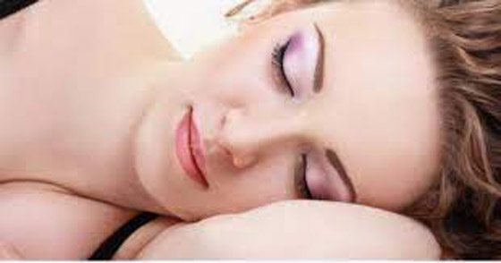 8 أسباب تجعل النوم بالمكياج خطراً على البشرة صورة رقم 4