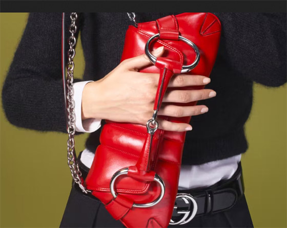 الحقيبة الحمراء.. قطعة مميزة في إطلالتك خلال شتاء 2024 صورة رقم 3